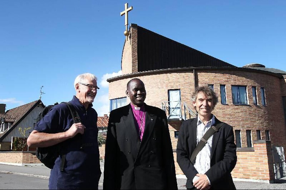 Anders Nihlgård och Per Kristiansson visade under torsdagen upp Skytts kontrakt, vilket innefattar Trelleborg och Vellinge kommun, för biskop Stephen Dokolo från Sydsudan.