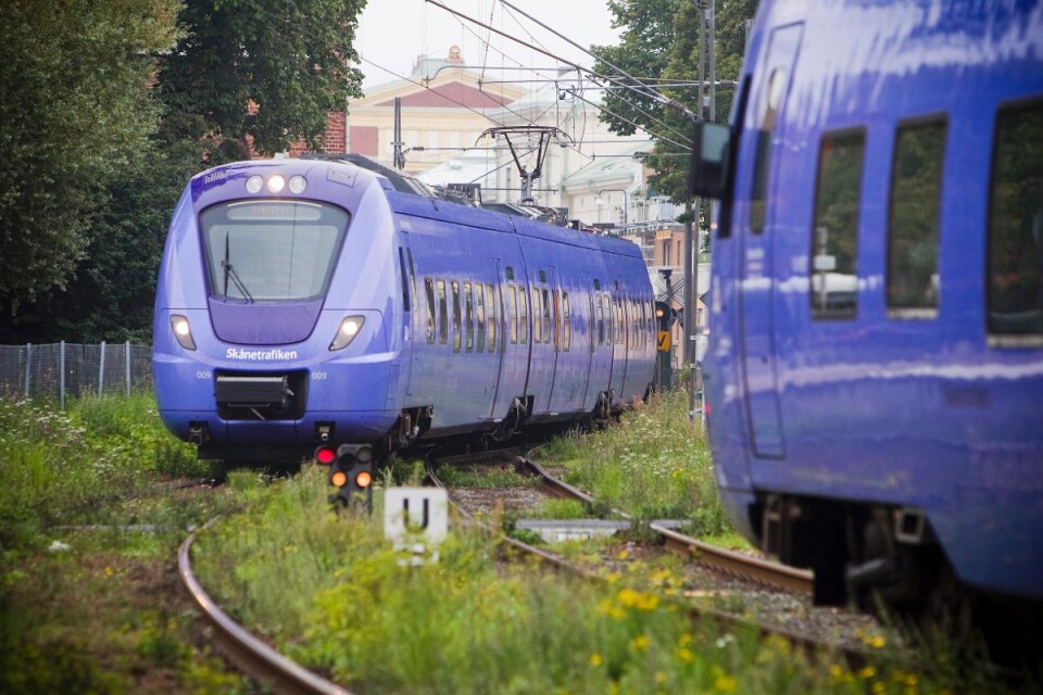 Pågatågen från Malmö till Ystad går varje halvtimme, men bara vartannat tåg fortsätter mot Tomelilla och Simrishamn. Först 2035 kan det bli ändring på detta, men det duger inte, skriver centerpartisterna Birte Sandberg och Mikael Stamming.