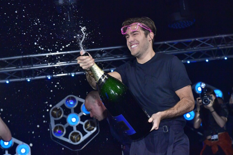Benjamin Ingrosso firar segern med champagne på efterfesten vid lördagens final i Melodifestivalen 2018 i Friends Arena.