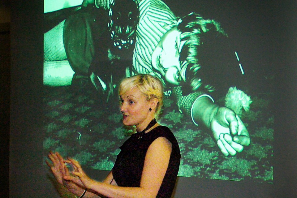Modedesignern Bea Szenfeld föreläser på Regionmuseet i Kristianstad. Året var 2006.