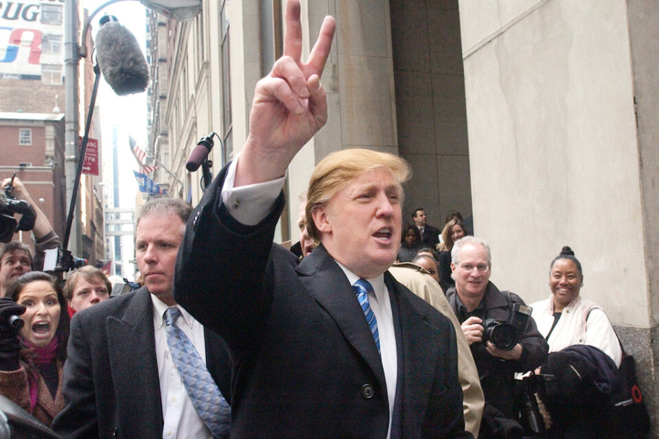 Donald Trump, då fastighetsmagnat och tv-stjärna, på väg in till arbete med tv-serien "The apprentice" år 2004.