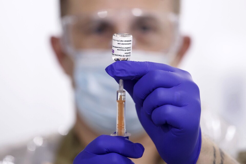 Sjukvårdspersonal förbereder en dos av covid-vaccin. Arkivbild.