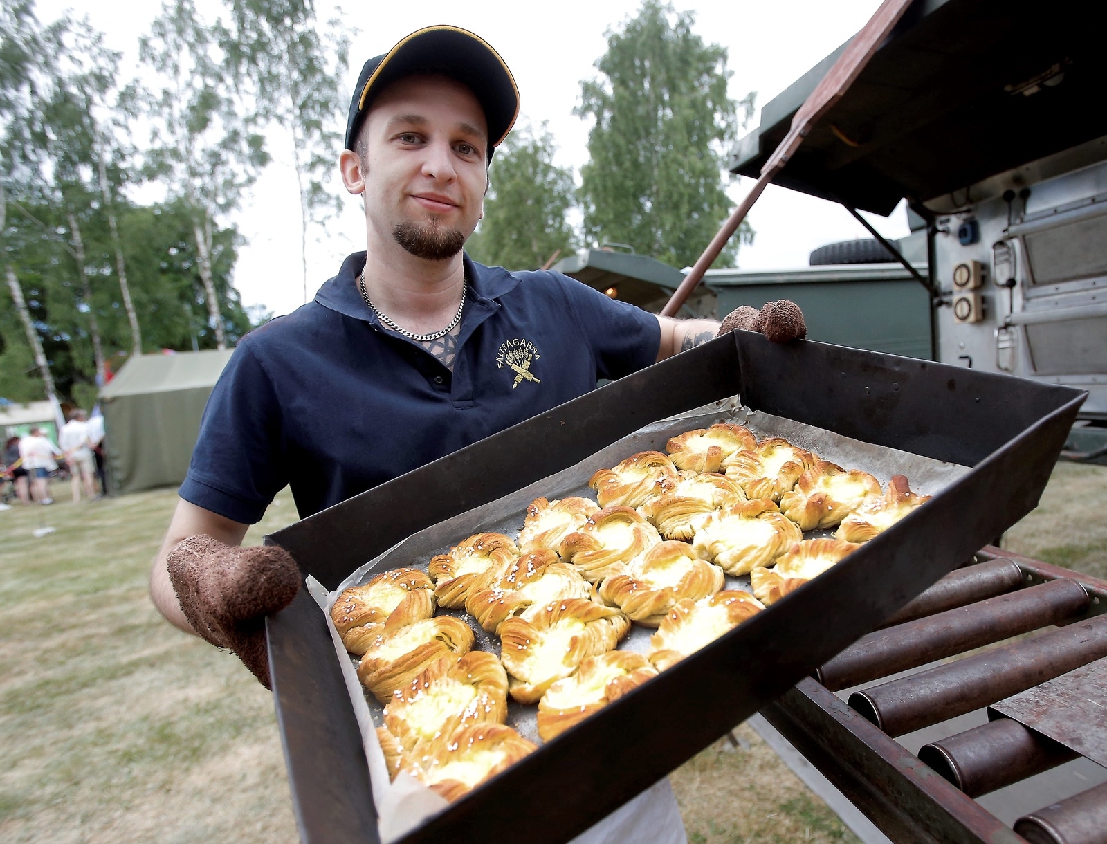 Drago Jönsson hade bråttom att leverera wienerbröd till sugna besökare. FOTO: STEFAN SANDSTRÖM.
