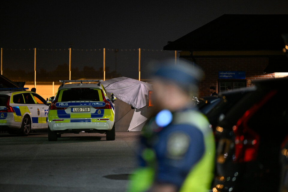 Polis på plats efter att en ung man skjutits till döds vid Mälarhöjdens idrottsplats i Fruängen i södra Stockholm tidigare i veckan.
