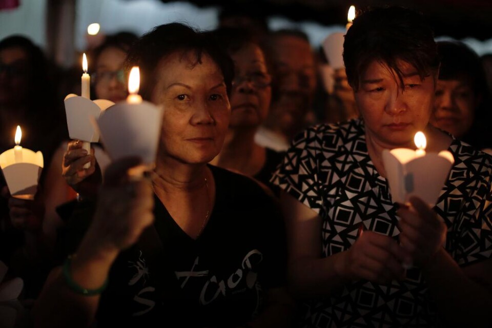 Tusentals människor trotsar ösregnet i Singapore för att hedra den bortgångne landsfadern Lee Kuan Yew. Familjer trängs längs huvudgatorna för att få en glimt av processionen inför statsbegravningen av 91-åringen där många av världens ledare är gäster.