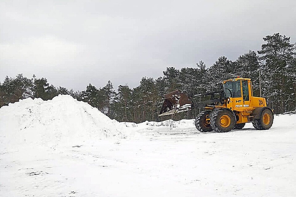 Lastmaskin vs snö. Lastmaskinen vann. Det är länge sedan jag såg så här mycket snö här. Tycker egentligen inte om snö och kyla, då det oftast innebär extrajobb. I detta fallet tycker jag dock att det är bra. Naturen måste få en chans till lite dvala den med för att orka växa nästa år också. #skarpaalbygård #södraölandsvärldsarv #stoltbonde #snö #jordbruk #vinter #snö