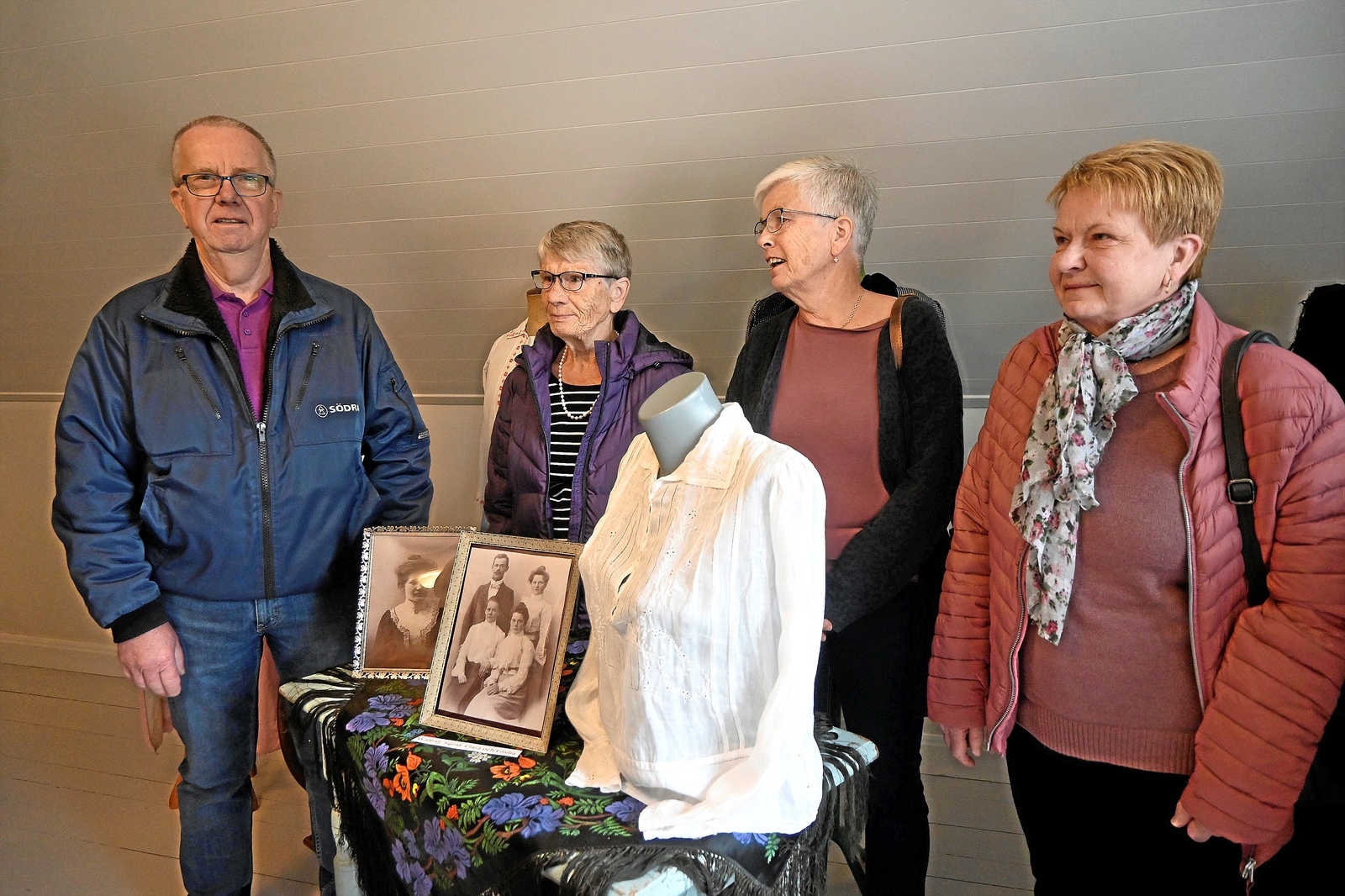 På utställningen visas kläder från systrarna Svensson som utflyttade till Amerika. Deras släktingar Bertil Nilsson, Vesljung; Sonja Nilsson, Osby; Ing-Britt Lavesson, Tomelilla och Ann-Mari Åhlander, Ljungby besökte utställningen.