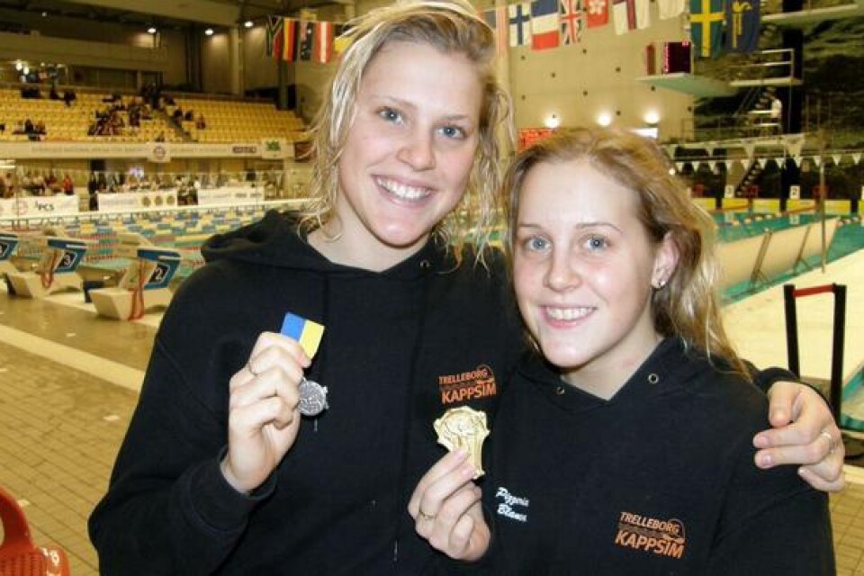 Glada SM-medaljörer: Nathalie Lindborg silver på 200 frisim och Eleonor Lindborg guld på 200 rygg. Bild: Claes Andersson