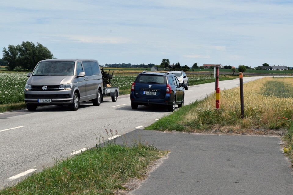 Cykelvägen från Ystad tar slut strax före mot Hammar. Ska den fortsätta som här på södra sidan och dras norr om vägen? Det är den stora frågan.