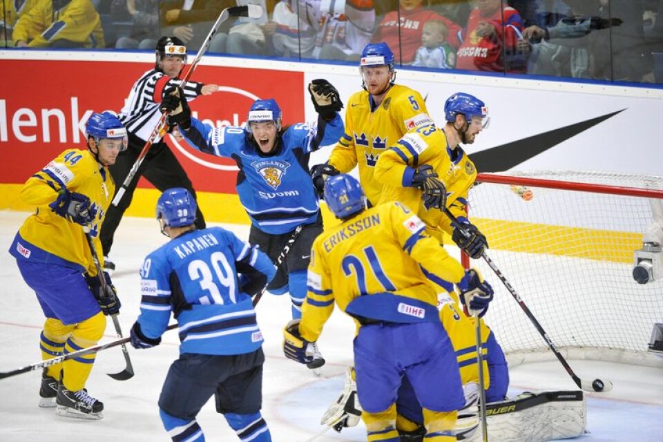 Ett av alla klassiska hockeymöten mellan grannfolken: Tre Kronor-Finland under VM-finalen i Bratislava 2011.