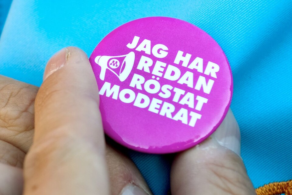 100901 Patric Åberg (M), kommunfullmäktige i Östra Göinge, bär en knapp med texten "Jag har redan röstat moderat". Bild: Tommy Svensson