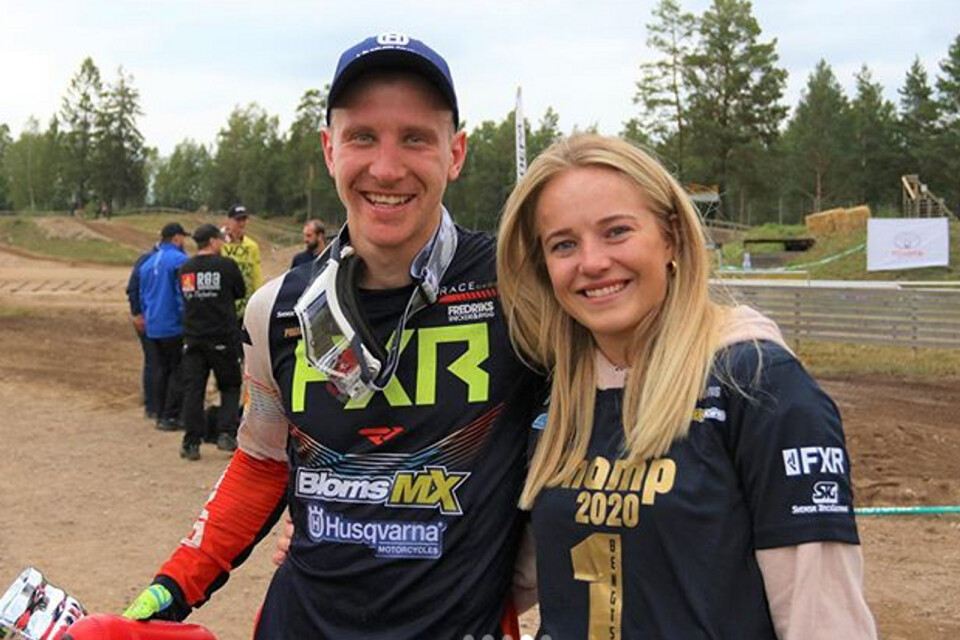 Filip Bengtsson tillsammans med flickvännen Felicia efter lördagens SM-guld i motocross.