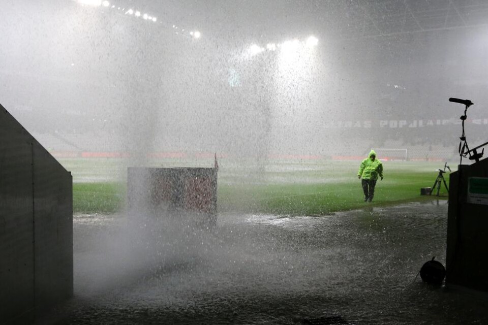 Ett kraftigt regnoväder drog in över Nice under lördagen, och det regnade så mycket att matchen mellan Nice och Nantes i Ligue 1 fick avbrytas strax efter paus. Planen på Allianz Riviera-stadion blev ospelbar av vattenmassorna. Ställningen var då 2-2, m