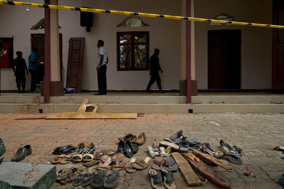 Skor och tillhörigheter som blivit stående utanför S:t Sebatian-kyrkan i Negombo efter attacken där.