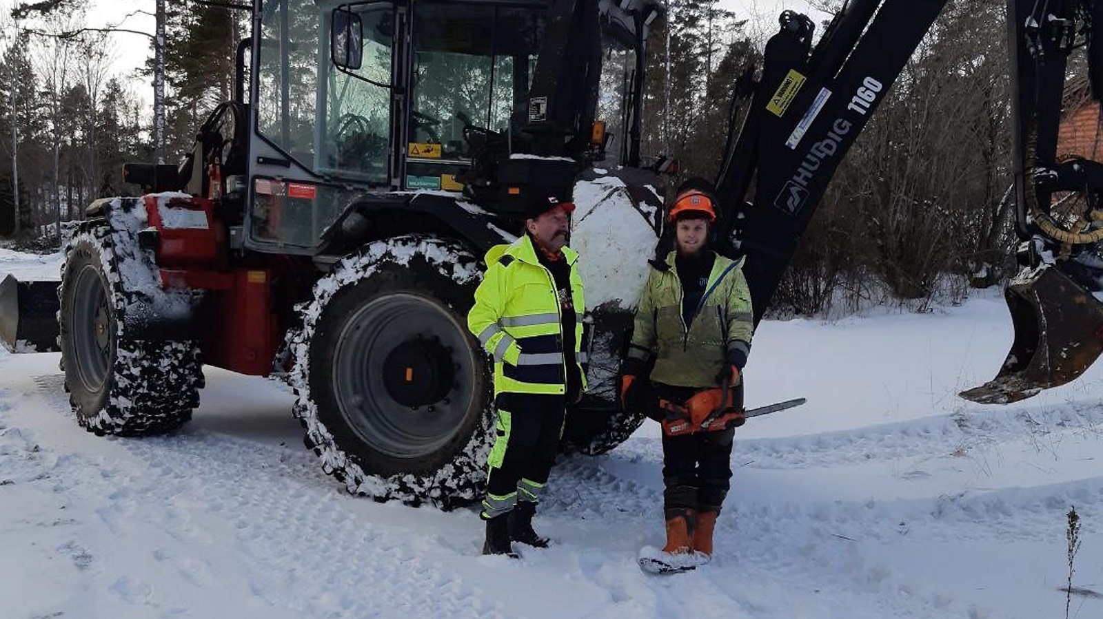 Grävmaskinisten Ola Folkesson och linjemontören Linus Magnusson på plats i Roslagen där de hjälper Vattenfall elnätet. Foto: Privat