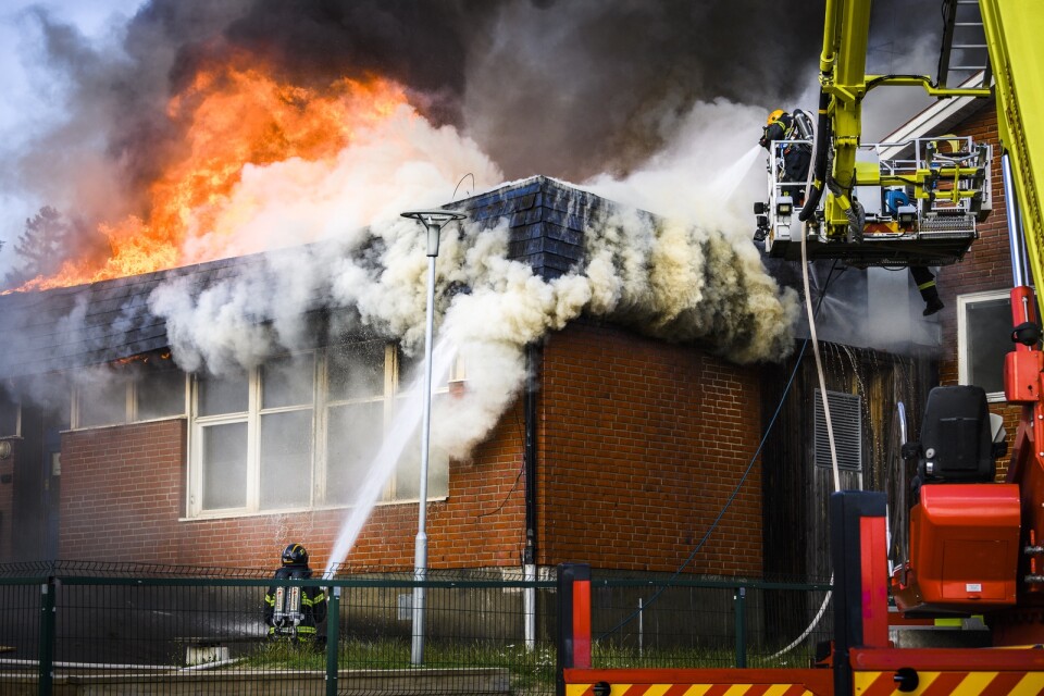 Skolan brinner. Mycket är dystert och misskött i Glimåkra.