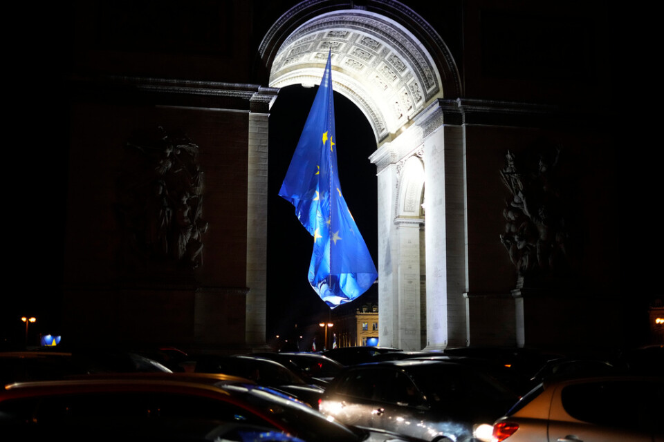 EU-flaggan vajarde vid Triumfbågen i Paris på nyårsnatten, då Frankrike tog över ordförandeskapet i EU:s ministerråd. Arkivfoto.