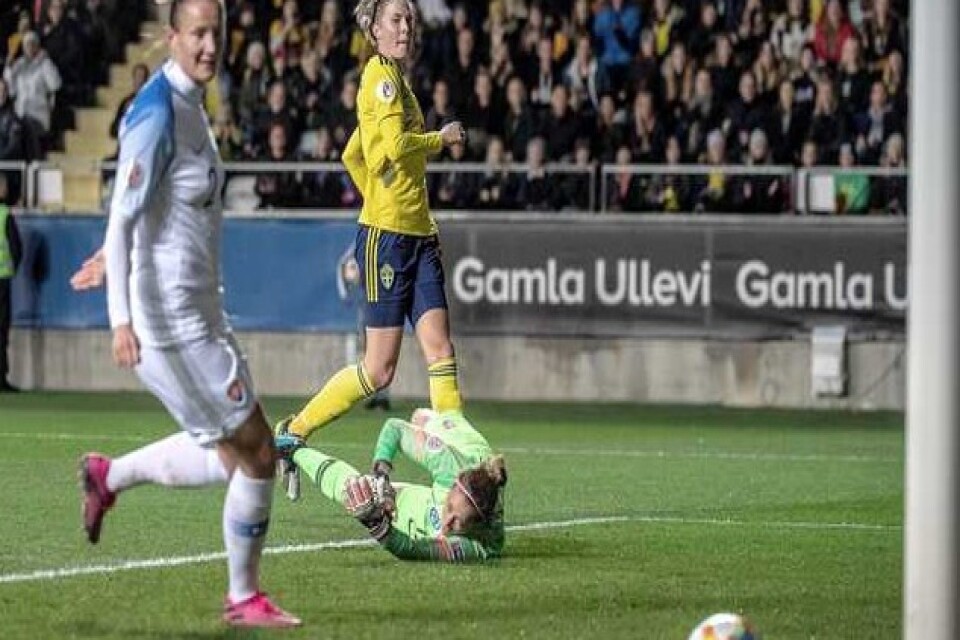 Sveriges Lina Hurtig gör 2-0 under tisdagens EM-kvalmatch, damer, grupp F, mellan Sverige och Slovakien på Gamla Ullevi. Foto: Björn Larsson Rosvall/TT