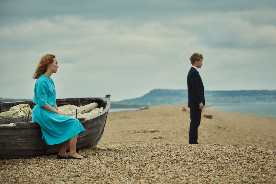 Under bröllopsnatten krackelerar förhållandet mellan Florence och Edward i ”På Chesil Beach”.