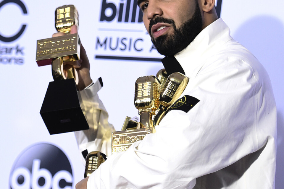 Den kanadensiske rapparen Drake gör fansen en tjänst och samlar gamla låtar på en spellista med titeln "Care package". Arkivbild.