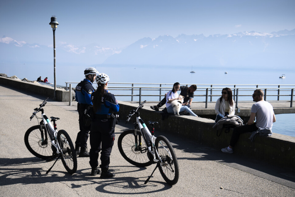 Poliser i Schweiz kontrollerar att invånarna lyder uppmaningen att undvika för stora folksamlingar. Bilden är från den 18 mars, då den högst tillåtna gränsen var tio personer.