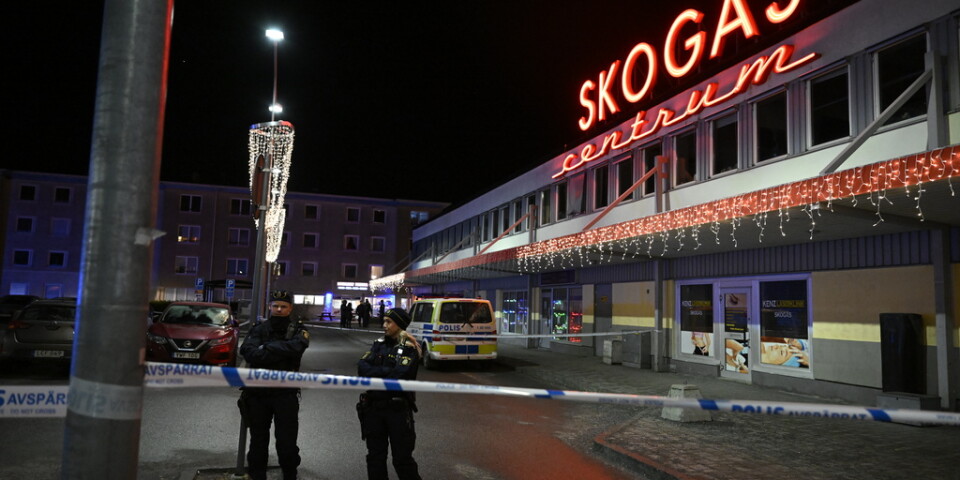 Polis på plats vid Skogås centrum där en tonårspojke sköts till döds på lördagen.