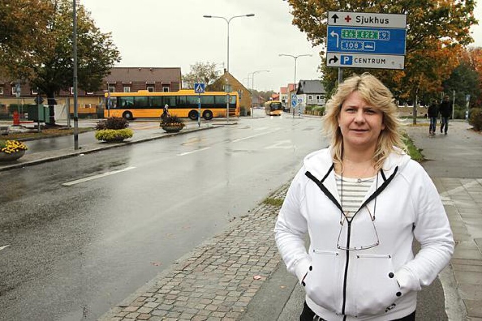 Där cykelvägen korsar Valldammsgatan har cyklisterna inte företräde. Det säger Cecilia Norén, trafikskollärare på Trelleborgs trafikskola. ”Men oavsett företrädesregler så har alla ansvar för trafiksäkerheten”.