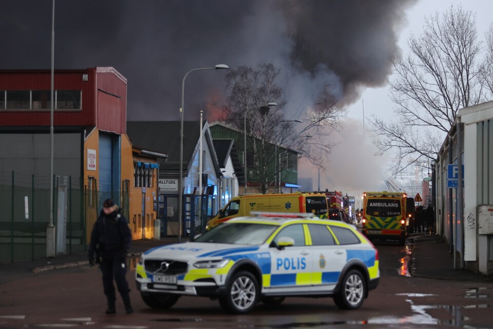 En större lagerlokal vid industriområdet Ringön på Hisingen i Göteborg brinner. Rökutvecklingen är kraftig.