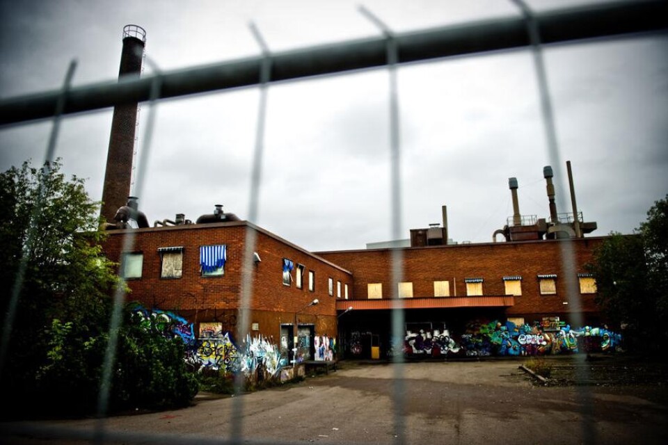 Före detta Rifas fabrik har blivit ett tillhåll för barn och ungdomar. Enligt uppgifter på Facebook från Kalmar föräldrar, ett nätverk där föräldrafrågor diskuteras, är det många barn som regelbundet vistas i fabrikslokalen.