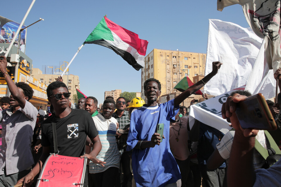 Människor demonstrerar i Khartoum, Sudan, och kräver återgång till civilt styre ett år efter militärkuppen. Arkivbild.