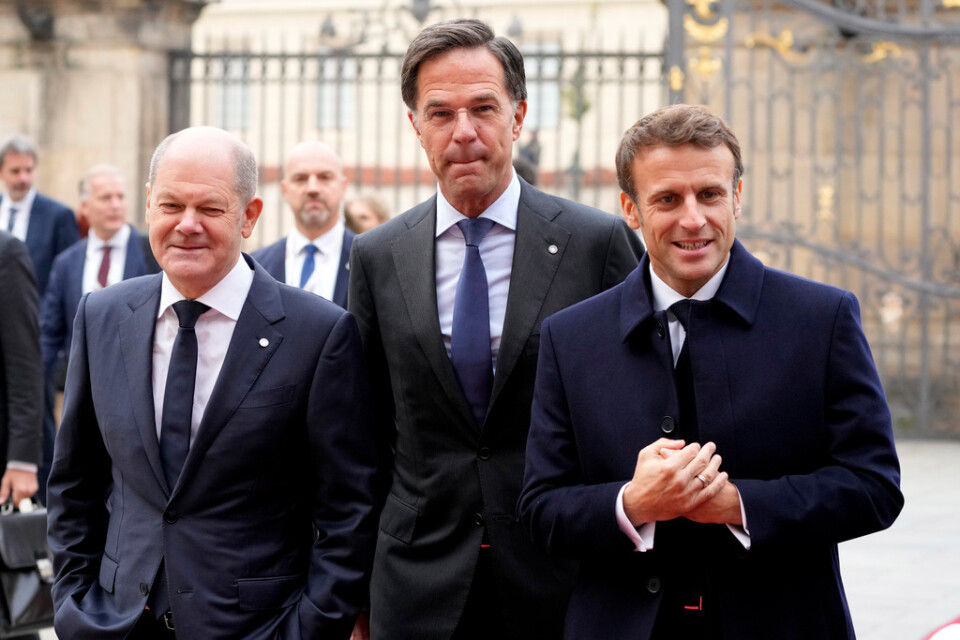 Nederländernas premiärminister Mark Rutte (i mitten), omgärdad av (till vänster) Tysklands förbundskansler Olaf Scholz och Frankrikes president Emmanuel Macron. Arkivfoto.