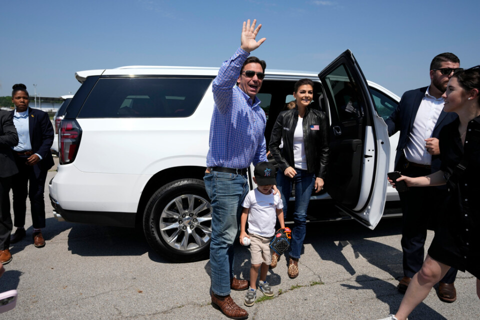 Den republikanske presidentkandidaten, Floridas guvernör, Ron DeSantis och hans familj i Iowa på lördagen.