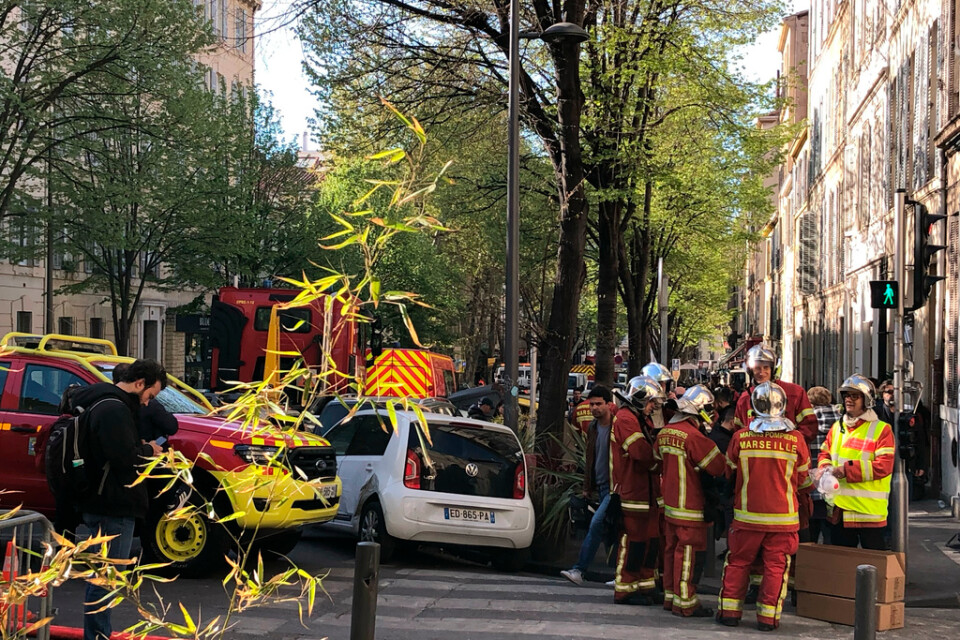 Runt 100 brandmän deltar i söndagens räddningsinsats i Marseille.