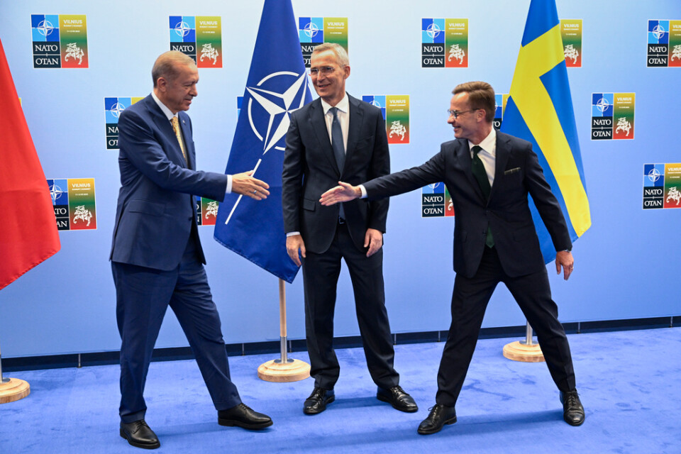 Turkiets president Recep Tayyip Erdogan och statsminister Ulf Kristersson skakar hand under förra veckans möte i Vilnius, med Natos generalsekreterare Jens Stoltenberg i mitten. Arkivfoto.
