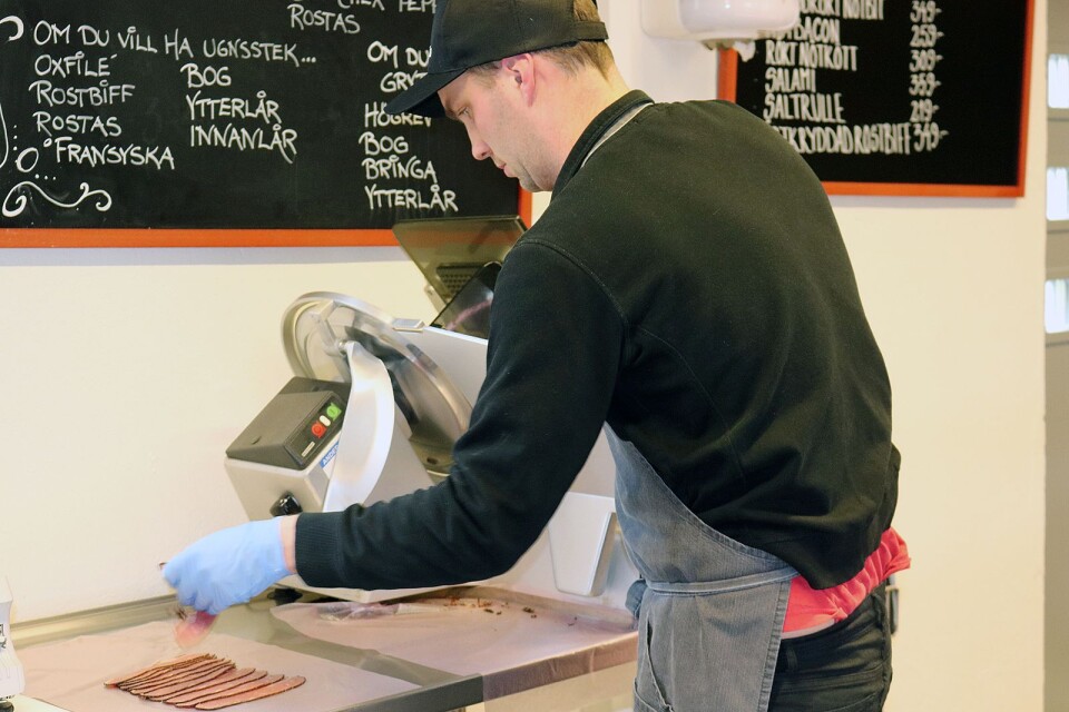 Nils Olsson skär upp skivor av det populära nötbacon som Mysinge kött säljer en hel del av och som kan användas både att steka och som smörgåspålägg.