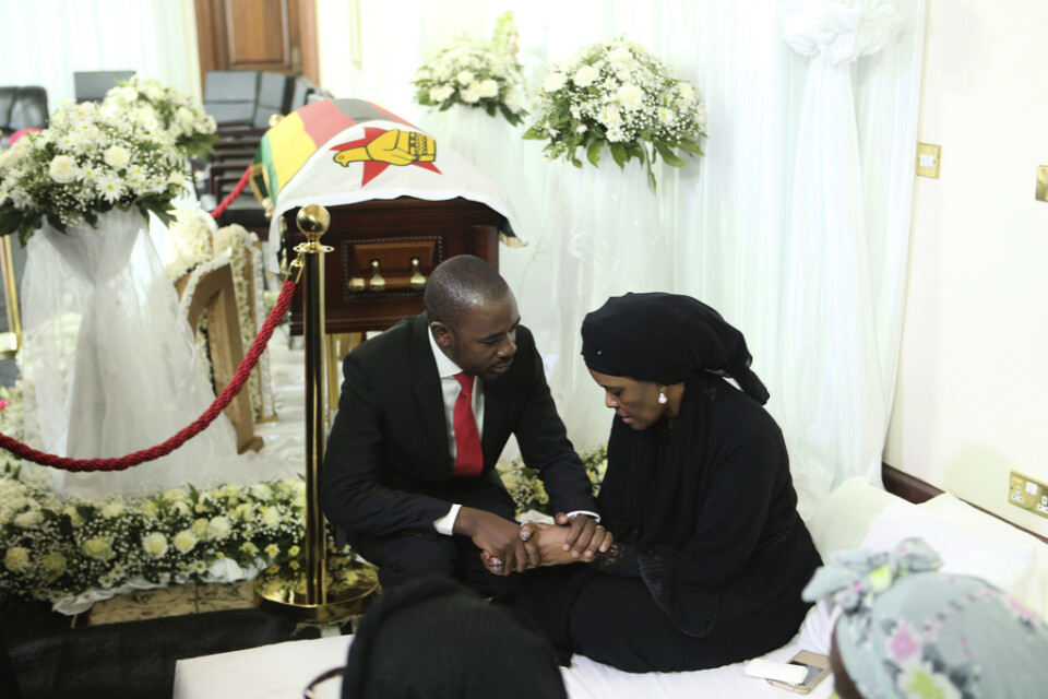 Oppositionsledaren Nelson Chamisa, till vänster, kondolerar Robert Mugabes änka Grace framför den avlidne expresidentens kista i hans residens i Harare på torsdagen.
