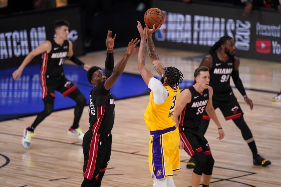 Anthony Davis sätter en trepoängare när hans Lakers besegrade Miami i NBA-basketen.