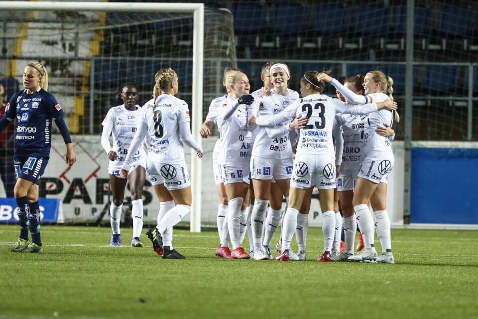 IFK Kalmars spelare jublade efter att Alyssa Mae Walker kvitterat till 2–2 borta mot Linköping FC i damallsvenskan.