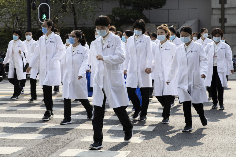 Sjukvårdspersonal från Peking på promenad.