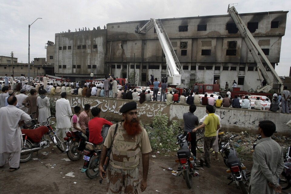 Den sönderbrända fabriken i Karachi. Bild från den 12 september 2012.