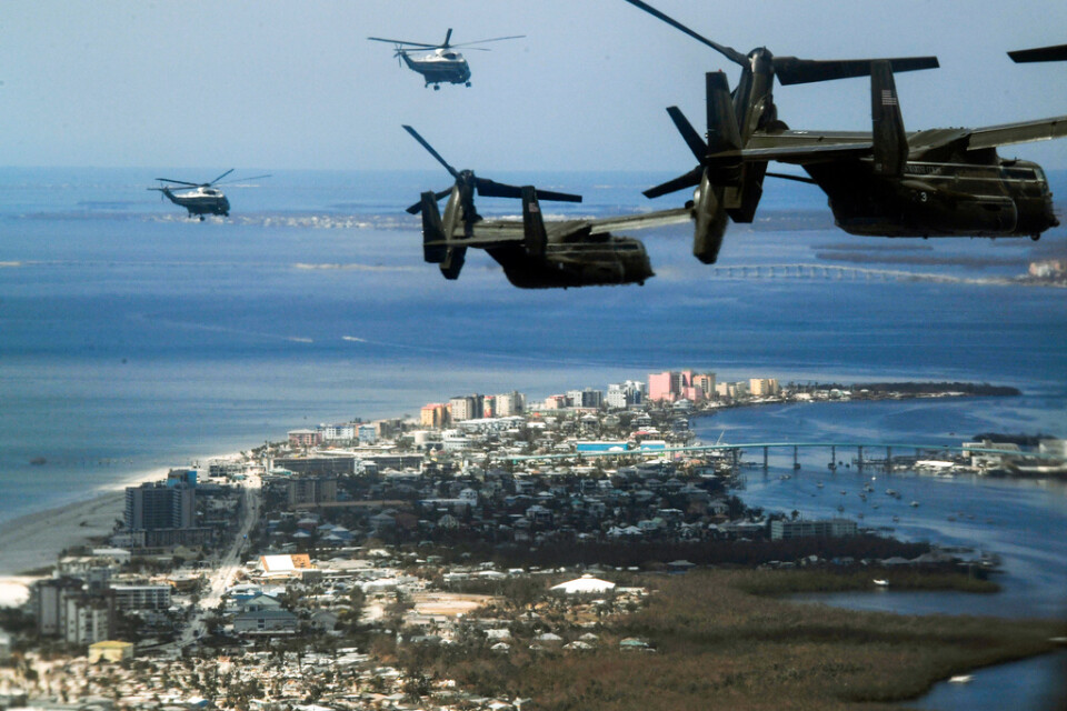 Flygbild med presidenthelikopter och följe över drabbade Florida.