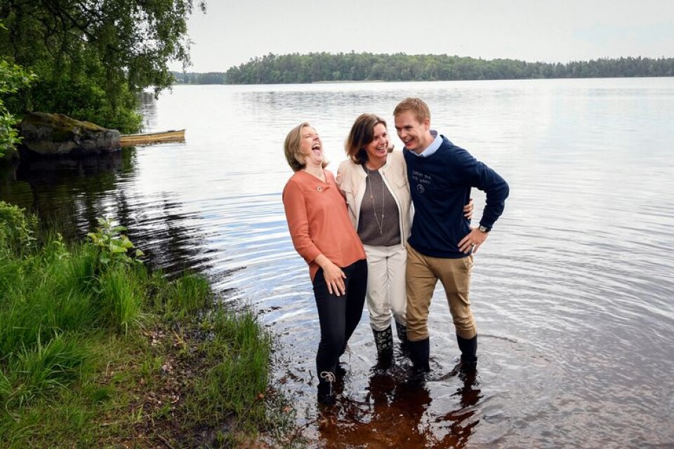 Fr v miljöminister Karolina Skog, vice statsminister Isabella Lövin och utbildningsminister Gustav Fridolin ute på grunt vatten ”hemma” hos Fridolin i Vittsjö.