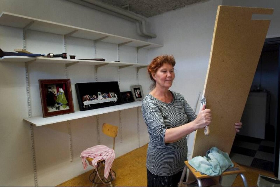 Maria Dahlin håller på att måla och fixa sin syateljé som ligger i bankhusets källare.