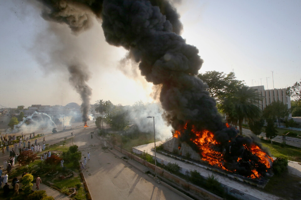 Röken stiger från de eldar som demonstranter startat i Peshawar i Pakistan.