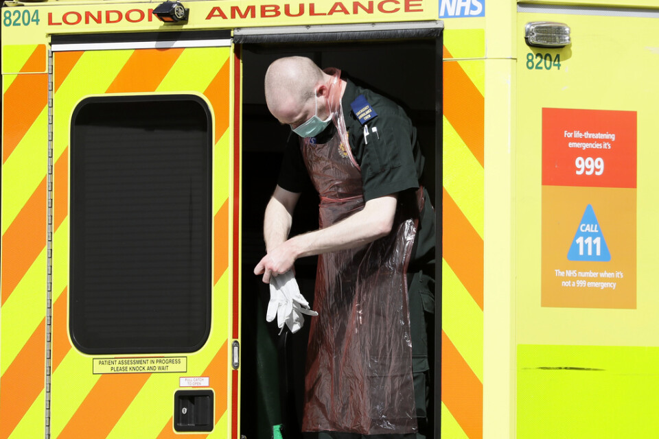 En ambulanssjukvårdare i London på tisdagen.