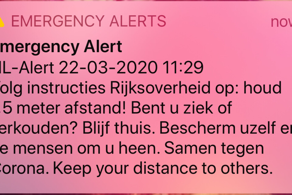 Håll 1,5 meters avstånd, uppmanas i ett mobilmeddelande från Nederländernas regering till allmänheten den 22 mars. Hittills har nästan 1|400 nederländare avlidit i covid-19. Arkivfoto.