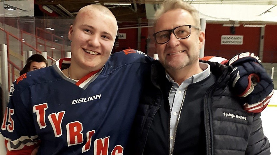 Tyringecoachen Tommy Landgren kramar om segerskytten Kasper Forsell.
Foto: TOMAS GUSTAVSSON