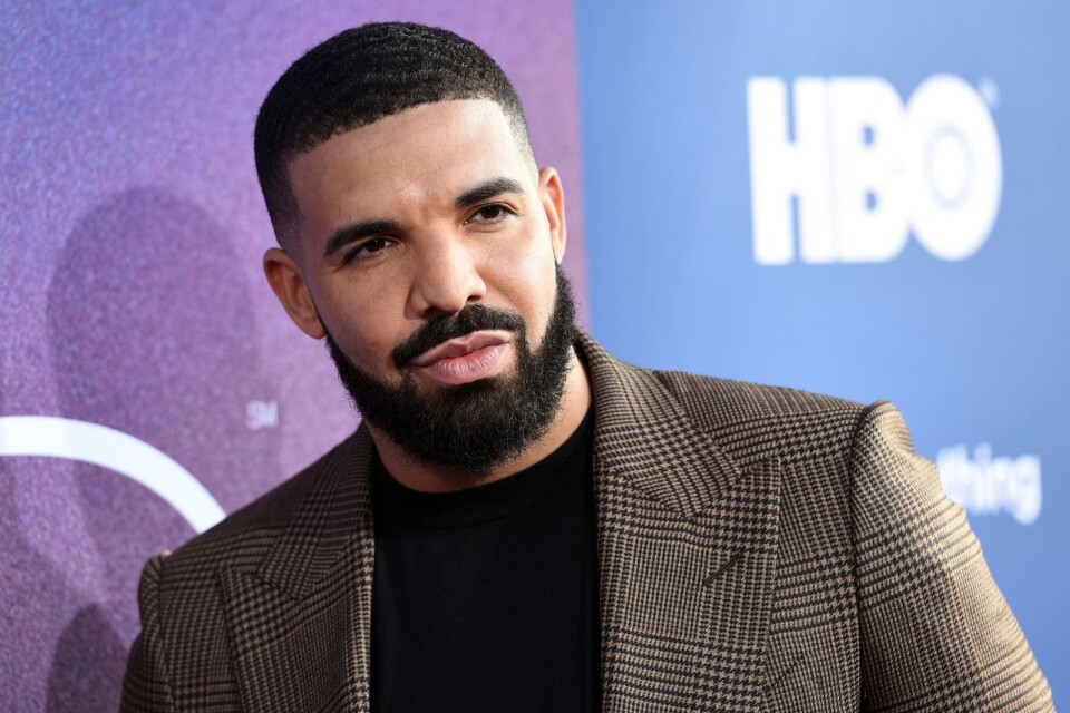 Artisten Drake låter som han brukar. Och det är inte alls dumt, tycker recensenten Tuva Lejonklou.