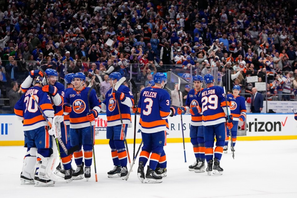 New York Islanders firar efter bortasegern med 4–2 i Montreal att de tagit sig vidare till Stanley Cup-slutspelet.