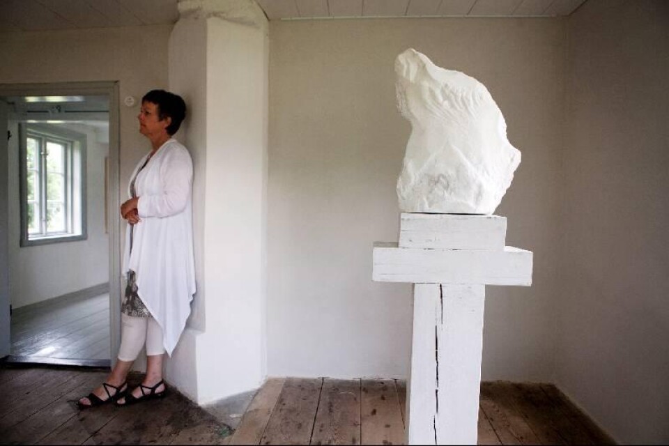 Gallerist. Birgitta Olofsson visar skulpturer i marmor av Staffan Nihlén på Havsluft i Yngsjö.